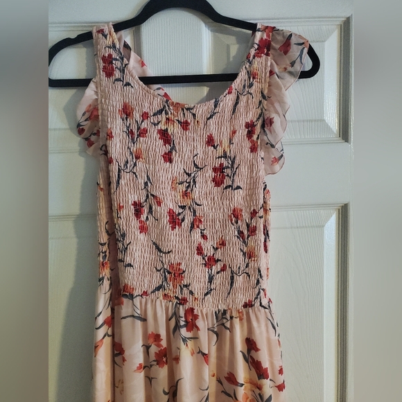 Perfect dress with a smocked top - Picture 2 of 4